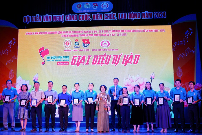 2.600 CNVC-LĐ tham gia Hội diễn văn nghệ “Giai điệu tự hào”- Ảnh 1. 2.600 CNVC-LĐ tham gia Hội diễn văn nghệ “Giai điệu tự hào”- Ảnh 1.