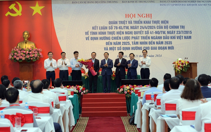 Trưởng Ban Kinh tế Trung ương, Phó Thủ tướng: Năng lượng mới mở ra lợi thế cho ngành dầu khí- Ảnh 2. Trưởng Ban Kinh tế Trung ương, Phó Thủ tướng: Năng lượng mới mở ra lợi thế cho ngành dầu khí- Ảnh 2.