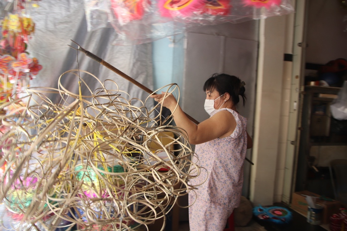 Xóm lồng đèn lớn nhất TP HCM tất bật trước Trung thu- Ảnh 2. Xóm lồng đèn lớn nhất TP HCM tất bật trước Trung thu- Ảnh 2.