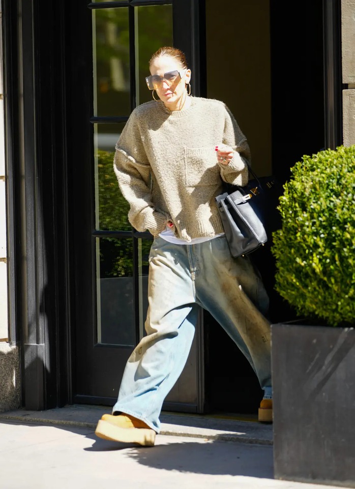 Jennifer Lopez cô đơn trên phố ngày chia tay Ben Affleck- Ảnh 2. Jennifer Lopez cô đơn trên phố ngày chia tay Ben Affleck- Ảnh 2.
