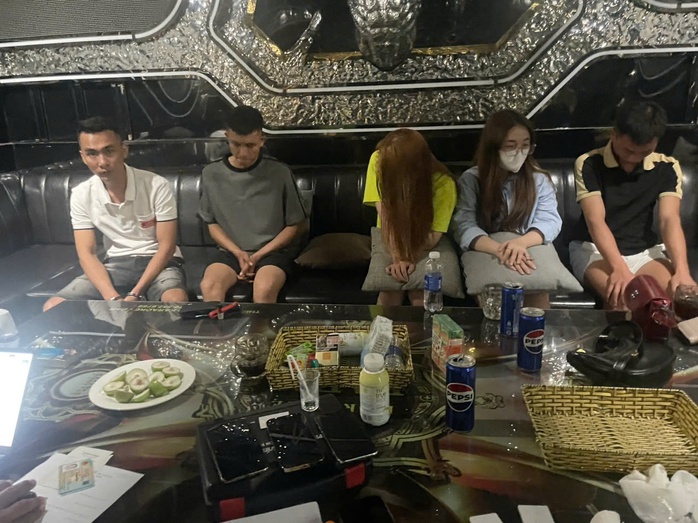 Bắt giam 4 thanh niên tổ chức "chơi" ma túy tại quán karaoke ở Quảng Nam- Ảnh 1. Bắt giam 4 thanh niên tổ chức "chơi" ma túy tại quán karaoke ở Quảng Nam- Ảnh 1.