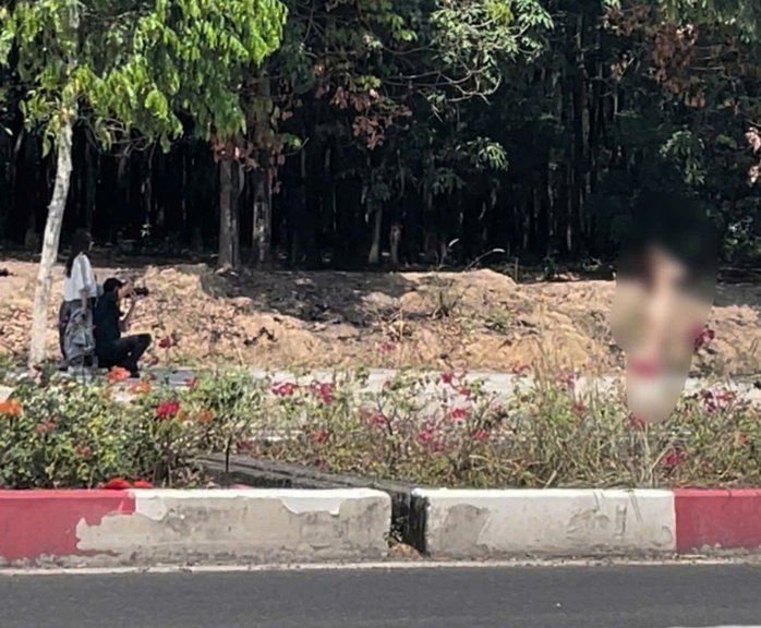 Cô gái khỏa thân đứng chụp ảnh trên đường ở Bình Dương là ai?- Ảnh 1. Cô gái khỏa thân đứng chụp ảnh trên đường ở Bình Dương là ai?- Ảnh 1.