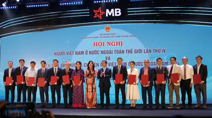 Bộ trưởng Ngoại giao: Cảm ơn kiều bào đóng góp cho quê hương, góp phần rạng danh Tổ quốc- Ảnh 3. Bộ trưởng Ngoại giao: Cảm ơn kiều bào đóng góp cho quê hương, góp phần rạng danh Tổ quốc- Ảnh 3.