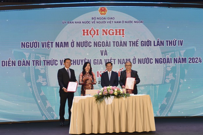 Bộ trưởng Ngoại giao: Cảm ơn kiều bào đóng góp cho quê hương, góp phần rạng danh Tổ quốc- Ảnh 6. Bộ trưởng Ngoại giao: Cảm ơn kiều bào đóng góp cho quê hương, góp phần rạng danh Tổ quốc- Ảnh 6.