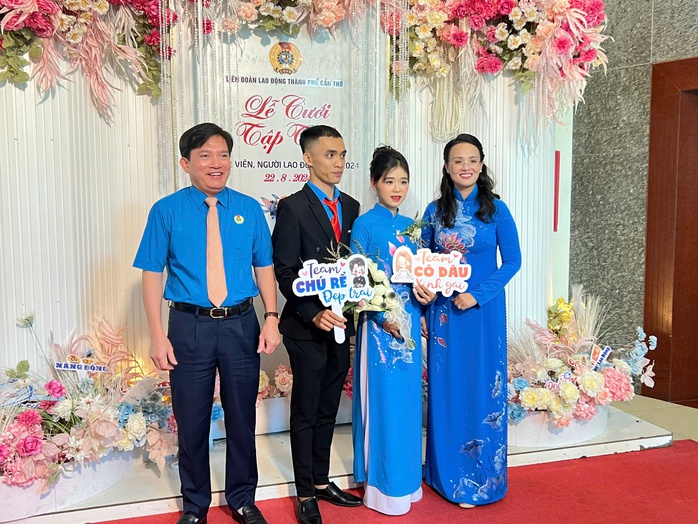 CLIP: Cô dâu 56 tuổi chia sẻ xúc động tại lễ cưới tập thể ở Cần Thơ- Ảnh 1. CLIP: Cô dâu 56 tuổi chia sẻ xúc động tại lễ cưới tập thể ở Cần Thơ- Ảnh 1.