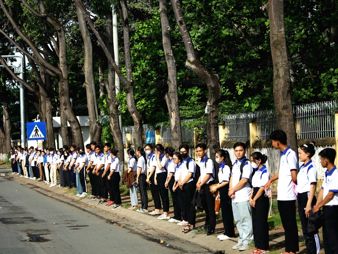 Nhiều người xếp hàng dài bên đường tiễn đưa GS-TS Võ Tòng Xuân- Ảnh 6. Nhiều người xếp hàng dài bên đường tiễn đưa GS-TS Võ Tòng Xuân- Ảnh 6.