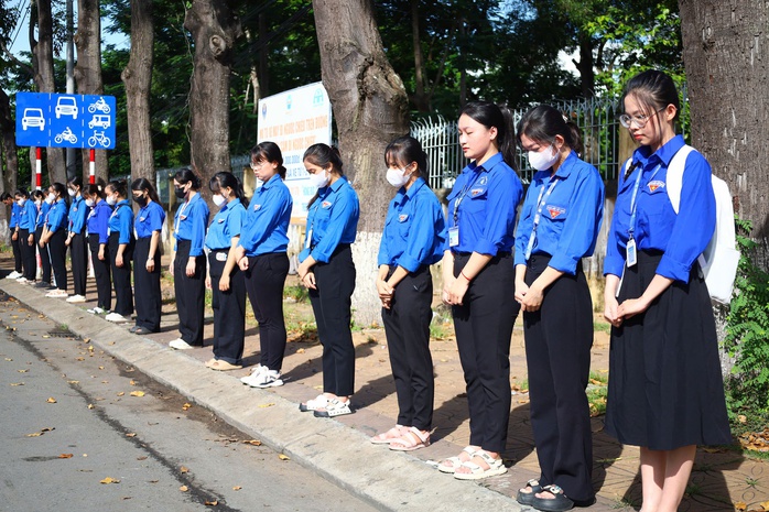 Nhiều người xếp hàng dài bên đường tiễn đưa GS-TS Võ Tòng Xuân- Ảnh 5. Nhiều người xếp hàng dài bên đường tiễn đưa GS-TS Võ Tòng Xuân- Ảnh 5.