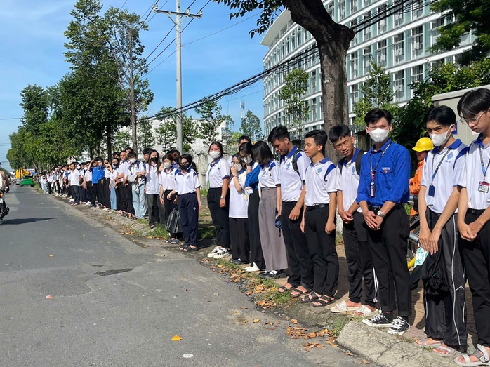 Nhiều người xếp hàng dài bên đường tiễn đưa GS-TS Võ Tòng Xuân- Ảnh 4. Nhiều người xếp hàng dài bên đường tiễn đưa GS-TS Võ Tòng Xuân- Ảnh 4.