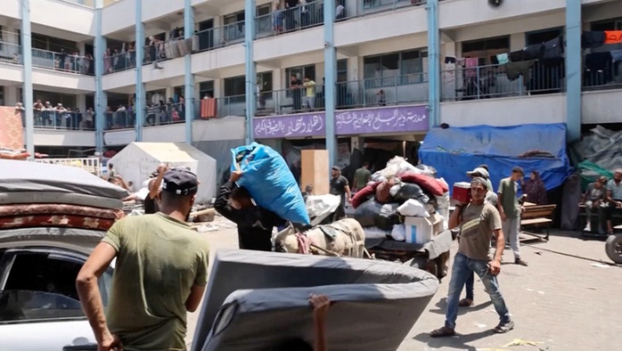 Người dân di tản về phía Đông Deir al Balah ở khu vực miền Trung Dải Gaza hôm 16-8 Ảnh: REUTERS Người dân di tản về phía Đông Deir al Balah ở khu vực miền Trung Dải Gaza hôm 16-8 Ảnh: REUTERS