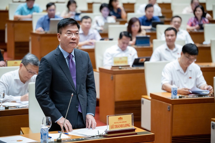 Phó Thủ tướng, Bộ trưởng Bộ Tư pháp Lê Thành Long trả lời chất vấn của đại biểu Quốc hộiẢnh: PHẠM THẮNG Phó Thủ tướng, Bộ trưởng Bộ Tư pháp Lê Thành Long trả lời chất vấn của đại biểu Quốc hộiẢnh: PHẠM THẮNG