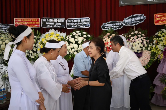 Nhiều người xếp hàng dài bên đường tiễn đưa GS-TS Võ Tòng Xuân- Ảnh 18. Nhiều người xếp hàng dài bên đường tiễn đưa GS-TS Võ Tòng Xuân- Ảnh 18.