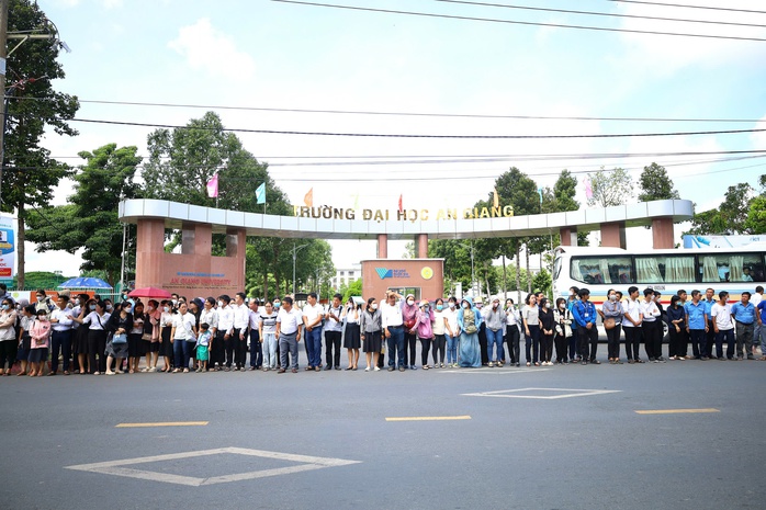 Nhiều người xếp hàng dài bên đường tiễn đưa GS-TS Võ Tòng Xuân- Ảnh 10. Nhiều người xếp hàng dài bên đường tiễn đưa GS-TS Võ Tòng Xuân- Ảnh 10.