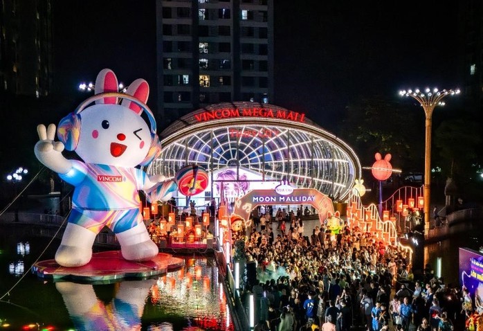 Hàng ngàn người đổ về Vincom Mega Mall Times City để chiêm ngưỡng công trình Hàng ngàn người đổ về Vincom Mega Mall Times City để chiêm ngưỡng công trình
