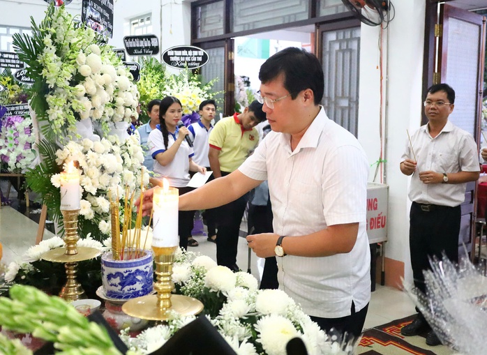 Nhiều người xếp hàng dài bên đường tiễn đưa GS-TS Võ Tòng Xuân- Ảnh 17. Nhiều người xếp hàng dài bên đường tiễn đưa GS-TS Võ Tòng Xuân- Ảnh 17.
