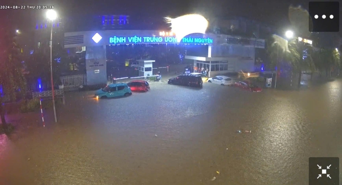 CLIP: Mưa lớn kéo dài khiến ôtô bị cuốn trôi trên phố- Ảnh 1. CLIP: Mưa lớn kéo dài khiến ôtô bị cuốn trôi trên phố- Ảnh 1.