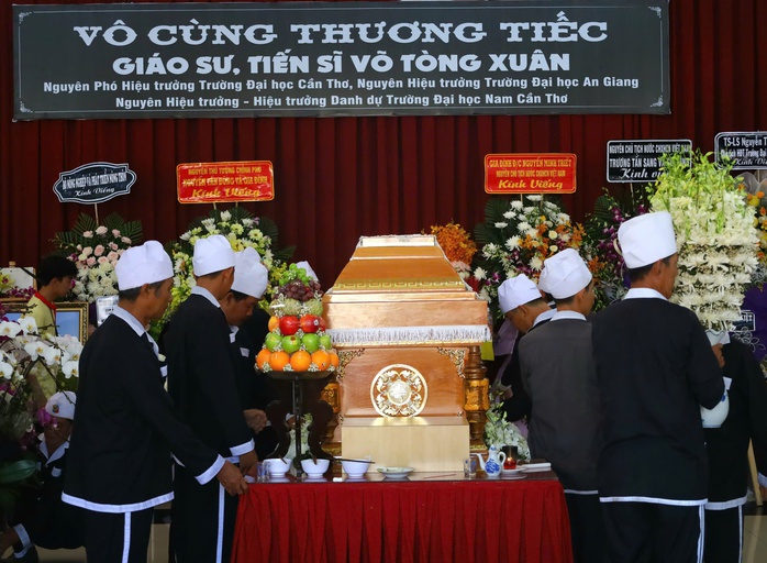 Nhiều người xếp hàng dài bên đường tiễn đưa GS-TS Võ Tòng Xuân- Ảnh 2. Nhiều người xếp hàng dài bên đường tiễn đưa GS-TS Võ Tòng Xuân- Ảnh 2.