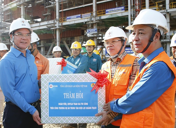 Chủ tịch Tổng LĐLĐ Việt Nam thăm, tặng quà công nhân ở Quảng Bình- Ảnh 1. Chủ tịch Tổng LĐLĐ Việt Nam thăm, tặng quà công nhân ở Quảng Bình- Ảnh 1.