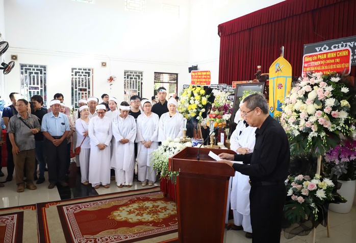 Nhiều người xếp hàng dài bên đường tiễn đưa GS-TS Võ Tòng Xuân- Ảnh 3. Nhiều người xếp hàng dài bên đường tiễn đưa GS-TS Võ Tòng Xuân- Ảnh 3.