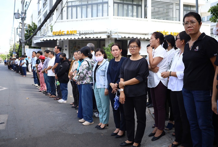 Nhiều người xếp hàng dài bên đường tiễn đưa GS-TS Võ Tòng Xuân- Ảnh 14. Nhiều người xếp hàng dài bên đường tiễn đưa GS-TS Võ Tòng Xuân- Ảnh 14.