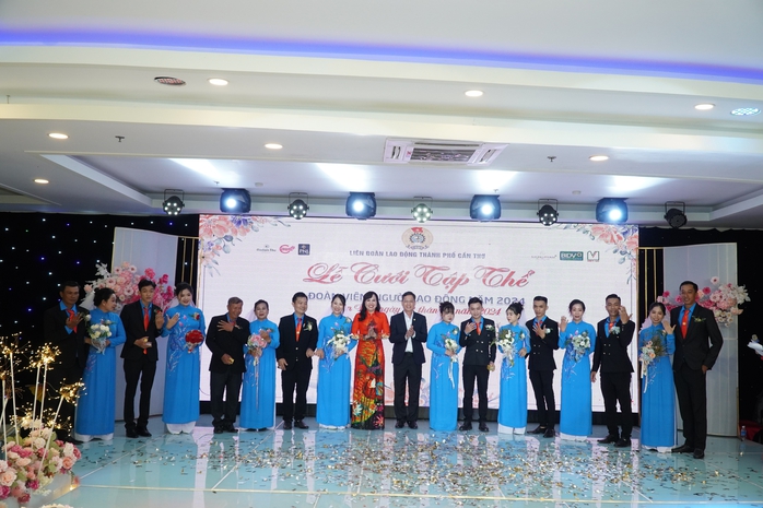 CLIP: Cô dâu 56 tuổi chia sẻ xúc động tại lễ cưới tập thể ở Cần Thơ- Ảnh 2. CLIP: Cô dâu 56 tuổi chia sẻ xúc động tại lễ cưới tập thể ở Cần Thơ- Ảnh 2.