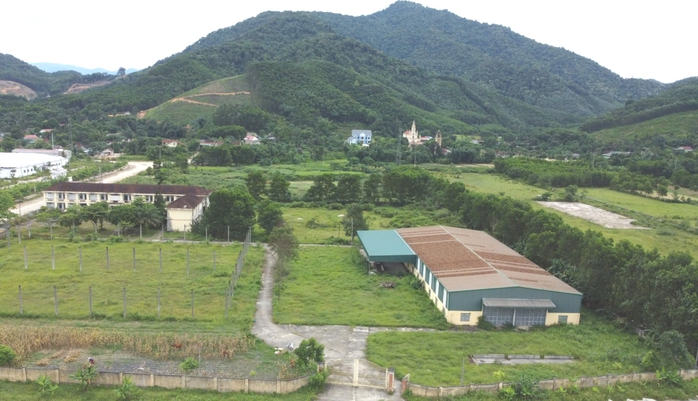 Khung cảnh hoang tàn bên trong nhà máy lắp ráp xe điện 55 tỉ đồng ở Hà Tĩnh- Ảnh 1. Khung cảnh hoang tàn bên trong nhà máy lắp ráp xe điện 55 tỉ đồng ở Hà Tĩnh- Ảnh 1.