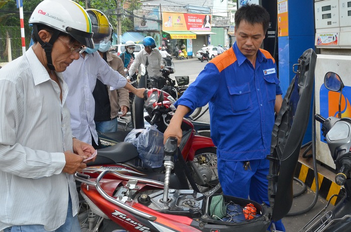 Giá xăng RON 95 giảm hơn 500 đồng/lít- Ảnh 1. Giá xăng RON 95 giảm hơn 500 đồng/lít- Ảnh 1.