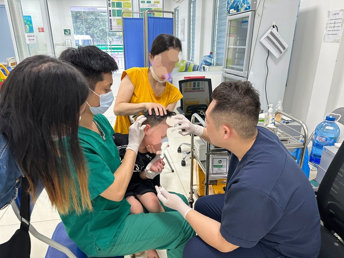 Bé trai 8 tuổi lên cơn dại sau 1 tháng bị chó cắn vào má- Ảnh 1. Bé trai 8 tuổi lên cơn dại sau 1 tháng bị chó cắn vào má- Ảnh 1.