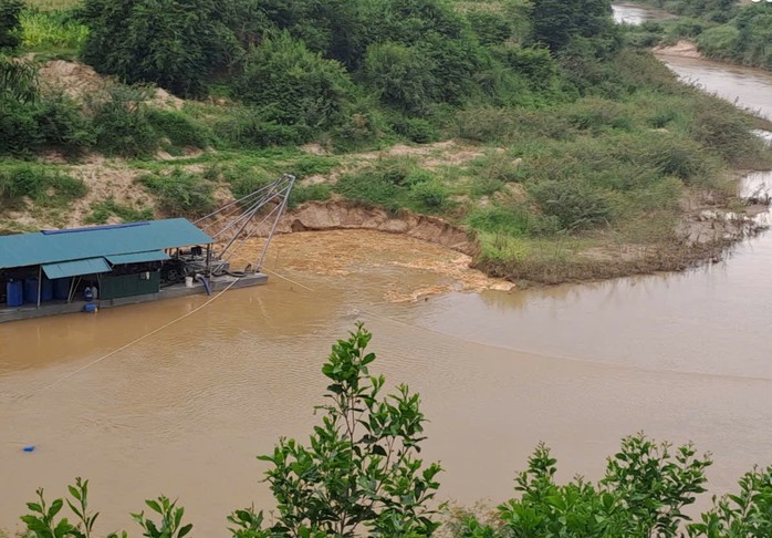 Đề xuất tạm dừng mỏ cát chưa đủ điều kiện vẫn khai thác cấp cho đường cao tốc - Ảnh 2. Đề xuất tạm dừng mỏ cát chưa đủ điều kiện vẫn khai thác cấp cho đường cao tốc - Ảnh 2.
