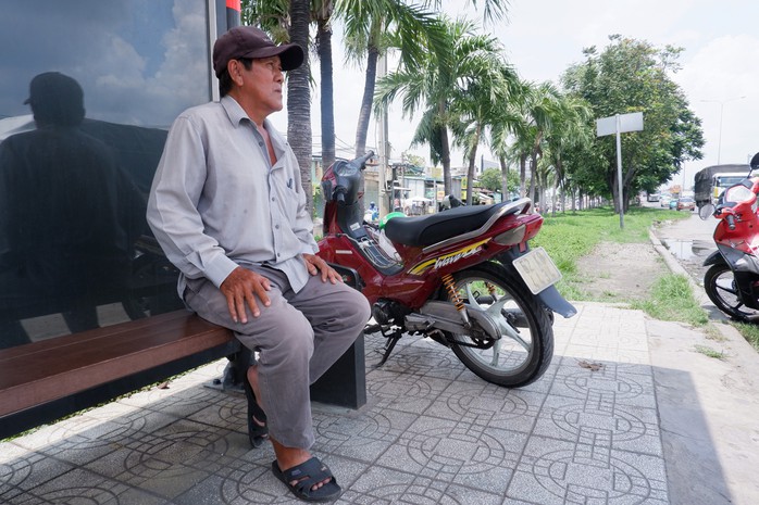Tài xế xe ôm truyền thống chật vật mưu sinh- Ảnh 1. Tài xế xe ôm truyền thống chật vật mưu sinh- Ảnh 1.