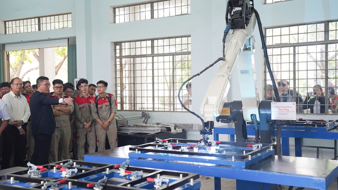 Gắn kết nhà trường và doanh nghiệp trong đào tạo nguồn nhân lực- Ảnh 1. Gắn kết nhà trường và doanh nghiệp trong đào tạo nguồn nhân lực- Ảnh 1.