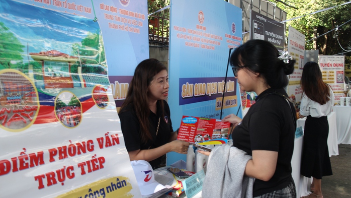 Chuyện lạ: Thiếu lao động, nhà máy ở tỉnh đến TP HCM tìm người- Ảnh 1. Chuyện lạ: Thiếu lao động, nhà máy ở tỉnh đến TP HCM tìm người- Ảnh 1.