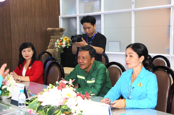 LĐLĐ TP HCM khen thưởng người lao động dũng cảm cứu người trong vụ tai nạn ở cầu Phú Mỹ- Ảnh 3. LĐLĐ TP HCM khen thưởng người lao động dũng cảm cứu người trong vụ tai nạn ở cầu Phú Mỹ- Ảnh 3.