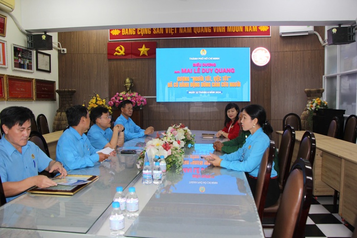 LĐLĐ TP HCM khen thưởng người lao động dũng cảm cứu người trong vụ tai nạn ở cầu Phú Mỹ- Ảnh 1. LĐLĐ TP HCM khen thưởng người lao động dũng cảm cứu người trong vụ tai nạn ở cầu Phú Mỹ- Ảnh 1.
