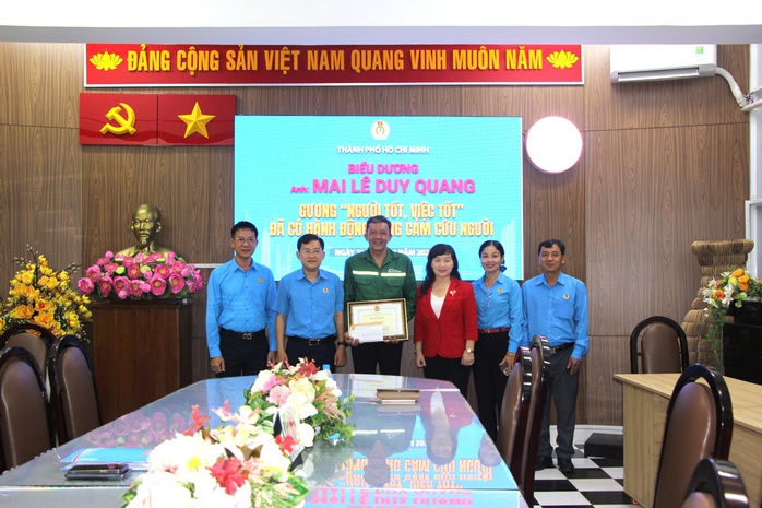 LĐLĐ TP HCM khen thưởng người lao động dũng cảm cứu người trong vụ tai nạn ở cầu Phú Mỹ- Ảnh 2. LĐLĐ TP HCM khen thưởng người lao động dũng cảm cứu người trong vụ tai nạn ở cầu Phú Mỹ- Ảnh 2.