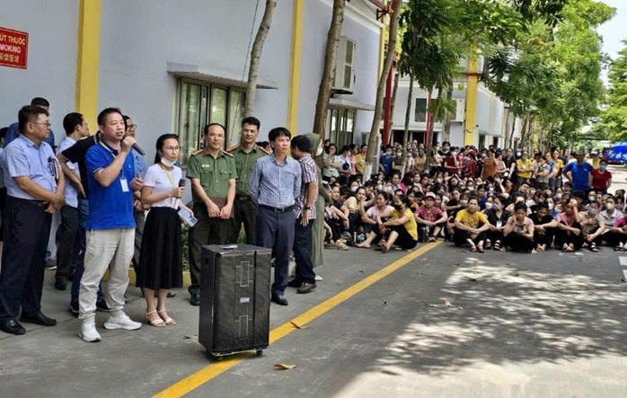 Hơn 1.000 công nhân ngưng việc tập thể đòi quyền lợi- Ảnh 2. Hơn 1.000 công nhân ngưng việc tập thể đòi quyền lợi- Ảnh 2.