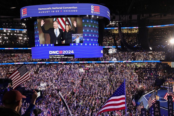 Phó Tổng thống Mỹ Kamala Harris và phu quân, ông Doug Emhoff, trên sân khấu của Đại hội Toàn quốc Đảng Dân chủ tối 22-8. Ảnh: REUTERS Phó Tổng thống Mỹ Kamala Harris và phu quân, ông Doug Emhoff, trên sân khấu của Đại hội Toàn quốc Đảng Dân chủ tối 22-8. Ảnh: REUTERS