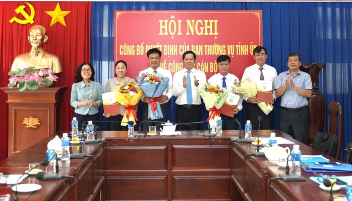 Tây Ninh điều động và bổ nhiệm nhiều cán bộ lãnh đạo- Ảnh 1. Tây Ninh điều động và bổ nhiệm nhiều cán bộ lãnh đạo- Ảnh 1.
