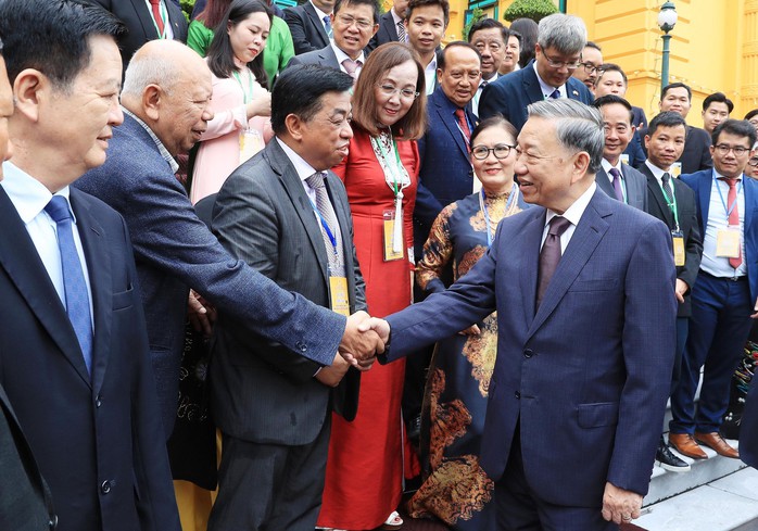 Tổng Bí thư, Chủ tịch nước Tô Lâm gặp mặt kiều bào tiêu biểu về dự Hội nghị người Việt Nam ở nước ngoài toàn thế giới lần thứ tư và Diễn đàn Trí thức - Chuyên gia Việt Nam ở nước ngoài. Ảnh: TTXVN Tổng Bí thư, Chủ tịch nước Tô Lâm gặp mặt kiều bào tiêu biểu về dự Hội nghị người Việt Nam ở nước ngoài toàn thế giới lần thứ tư và Diễn đàn Trí thức - Chuyên gia Việt Nam ở nước ngoài. Ảnh: TTXVN