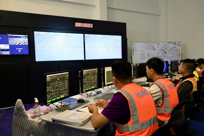 Lái tàu người Việt thực hành trực tiếp trên tàu Metro số 1- Ảnh 3. Lái tàu người Việt thực hành trực tiếp trên tàu Metro số 1- Ảnh 3.