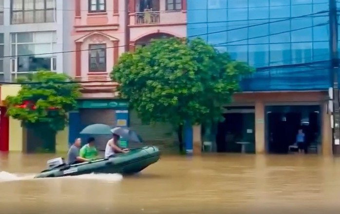 Đường phố chìm trong biển nước, ôtô ngập ngang gương, người dân câu được cá to giữa đường- Ảnh 4. Đường phố chìm trong biển nước, ôtô ngập ngang gương, người dân câu được cá to giữa đường- Ảnh 4.
