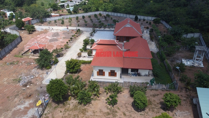 Vợ một phó chủ tịch thị xã ở Bình Phước xây "biệt phủ" sai phép- Ảnh 3. Vợ một phó chủ tịch thị xã ở Bình Phước xây "biệt phủ" sai phép- Ảnh 3.