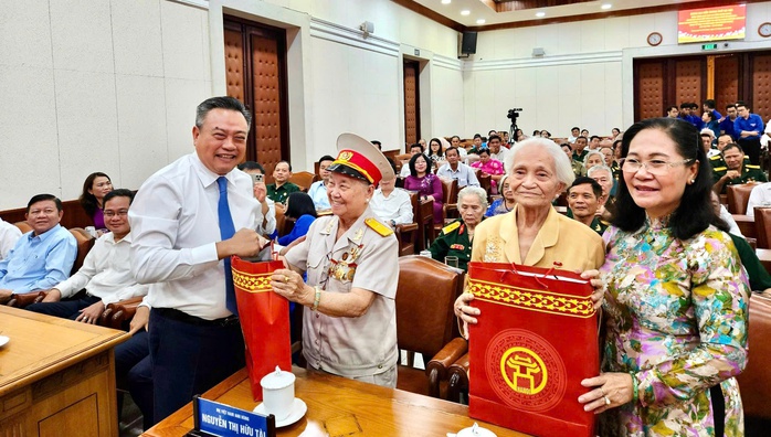 TP Hà Nội tri ân 70 gia đình chính sách, người có công tiêu biểu của TP HCM- Ảnh 1. TP Hà Nội tri ân 70 gia đình chính sách, người có công tiêu biểu của TP HCM- Ảnh 1.