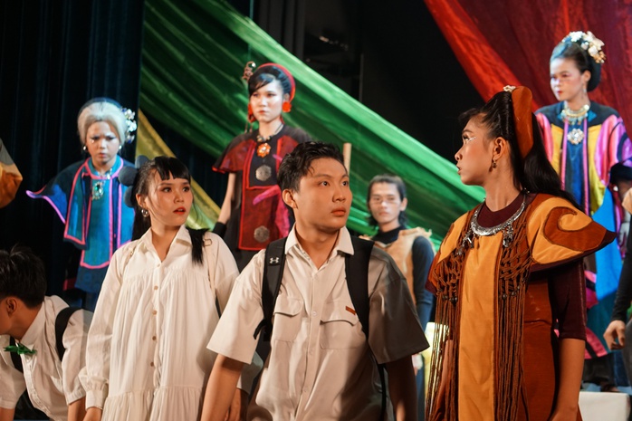 Hoàng Sơn và con trai "song kiếm" trong "Ngũ hành bí ẩn"- Ảnh 2. Hoàng Sơn và con trai "song kiếm" trong "Ngũ hành bí ẩn"- Ảnh 2.