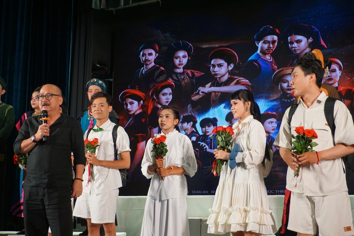 Hoàng Sơn và con trai "song kiếm" trong "Ngũ hành bí ẩn"- Ảnh 1. Hoàng Sơn và con trai "song kiếm" trong "Ngũ hành bí ẩn"- Ảnh 1.