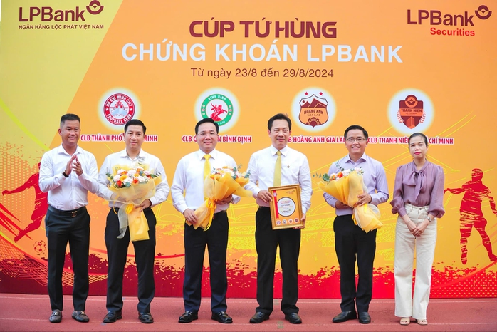 Khai mạc Cúp Tứ hùng Chứng khoán LPBank 2024: TP HCM không thắng được "đàn em"- Ảnh 1. Khai mạc Cúp Tứ hùng Chứng khoán LPBank 2024: TP HCM không thắng được "đàn em"- Ảnh 1.