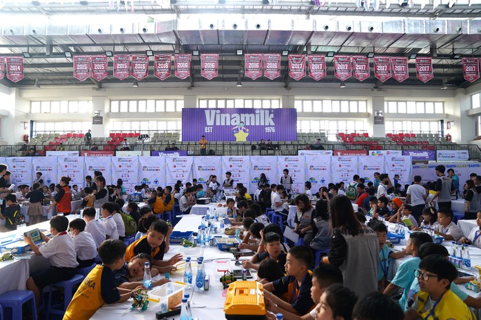 Các thí sinh ROBOTACON WRO 2024 cùng Vinamilk trở thành "Đồng minh trái đất"- Ảnh 1. Các thí sinh ROBOTACON WRO 2024 cùng Vinamilk trở thành "Đồng minh trái đất"- Ảnh 1.