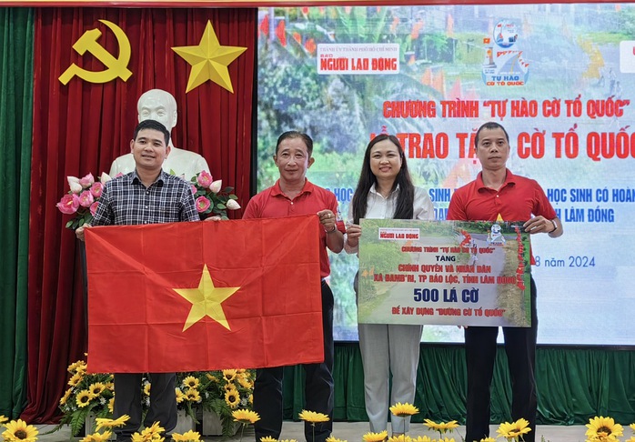 Báo Người Lao Động tặng 500 lá cờ Tổ quốc tại Lâm Đồng- Ảnh 1. Báo Người Lao Động tặng 500 lá cờ Tổ quốc tại Lâm Đồng- Ảnh 1.