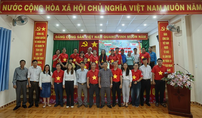 Báo Người Lao Động tặng 500 lá cờ Tổ quốc tại Lâm Đồng- Ảnh 5. Báo Người Lao Động tặng 500 lá cờ Tổ quốc tại Lâm Đồng- Ảnh 5.