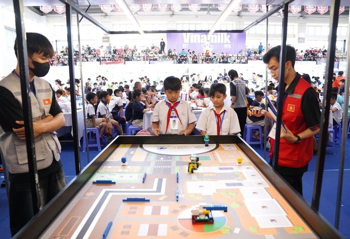 Các thí sinh ROBOTACON WRO 2024 cùng Vinamilk trở thành "Đồng minh trái đất"- Ảnh 4. Các thí sinh ROBOTACON WRO 2024 cùng Vinamilk trở thành "Đồng minh trái đất"- Ảnh 4.