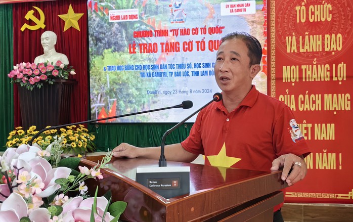 Báo Người Lao Động tặng 500 lá cờ Tổ quốc tại Lâm Đồng- Ảnh 4. Báo Người Lao Động tặng 500 lá cờ Tổ quốc tại Lâm Đồng- Ảnh 4.